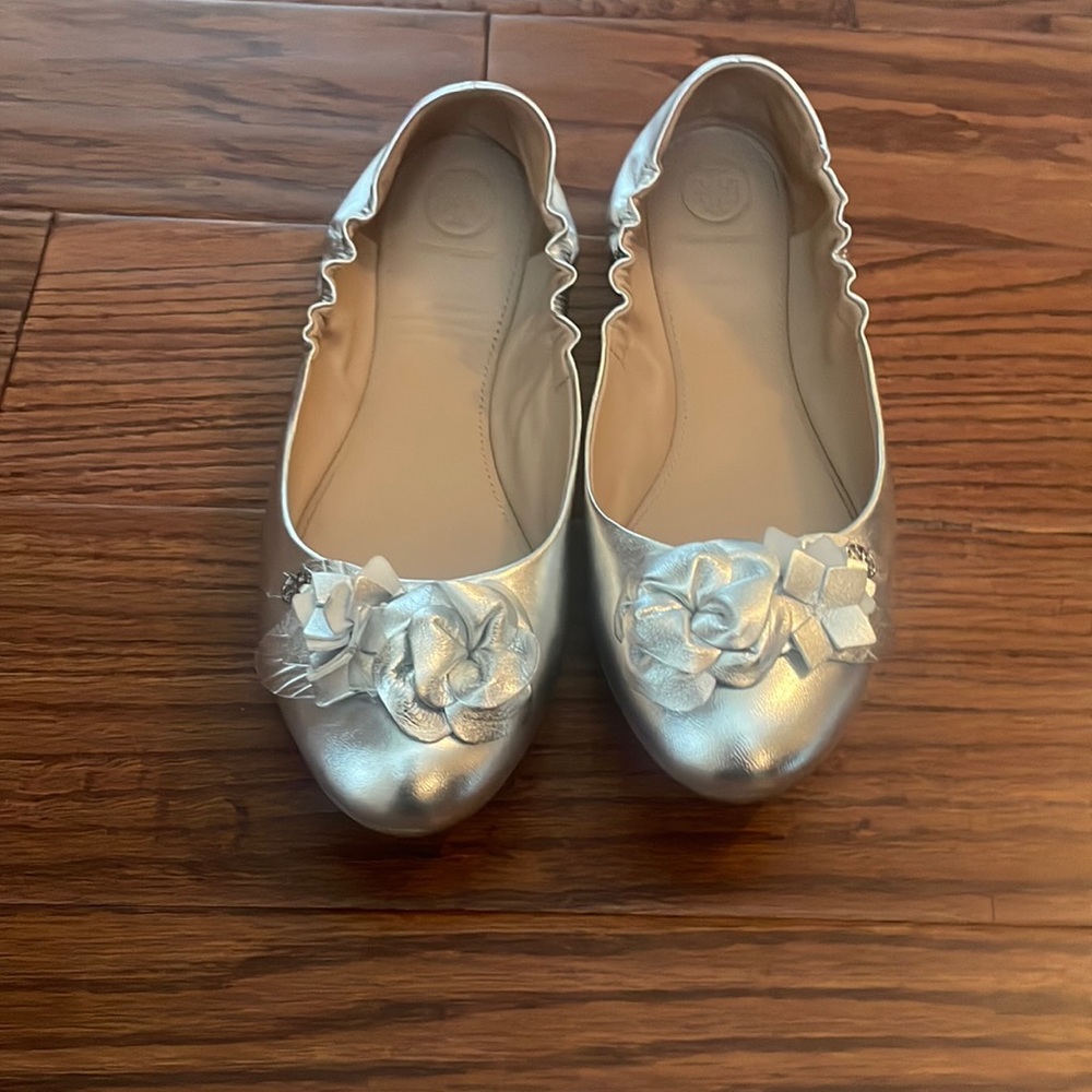 New without tags. Tory Burch Blossom size 9 silver ballet flats